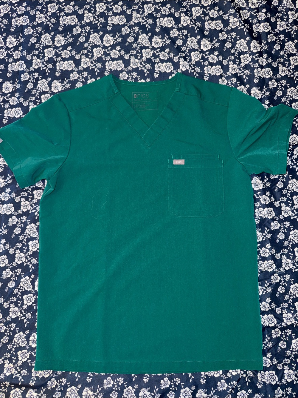 FIGS Men’s V-Neck Scrub Top in Hunter Green